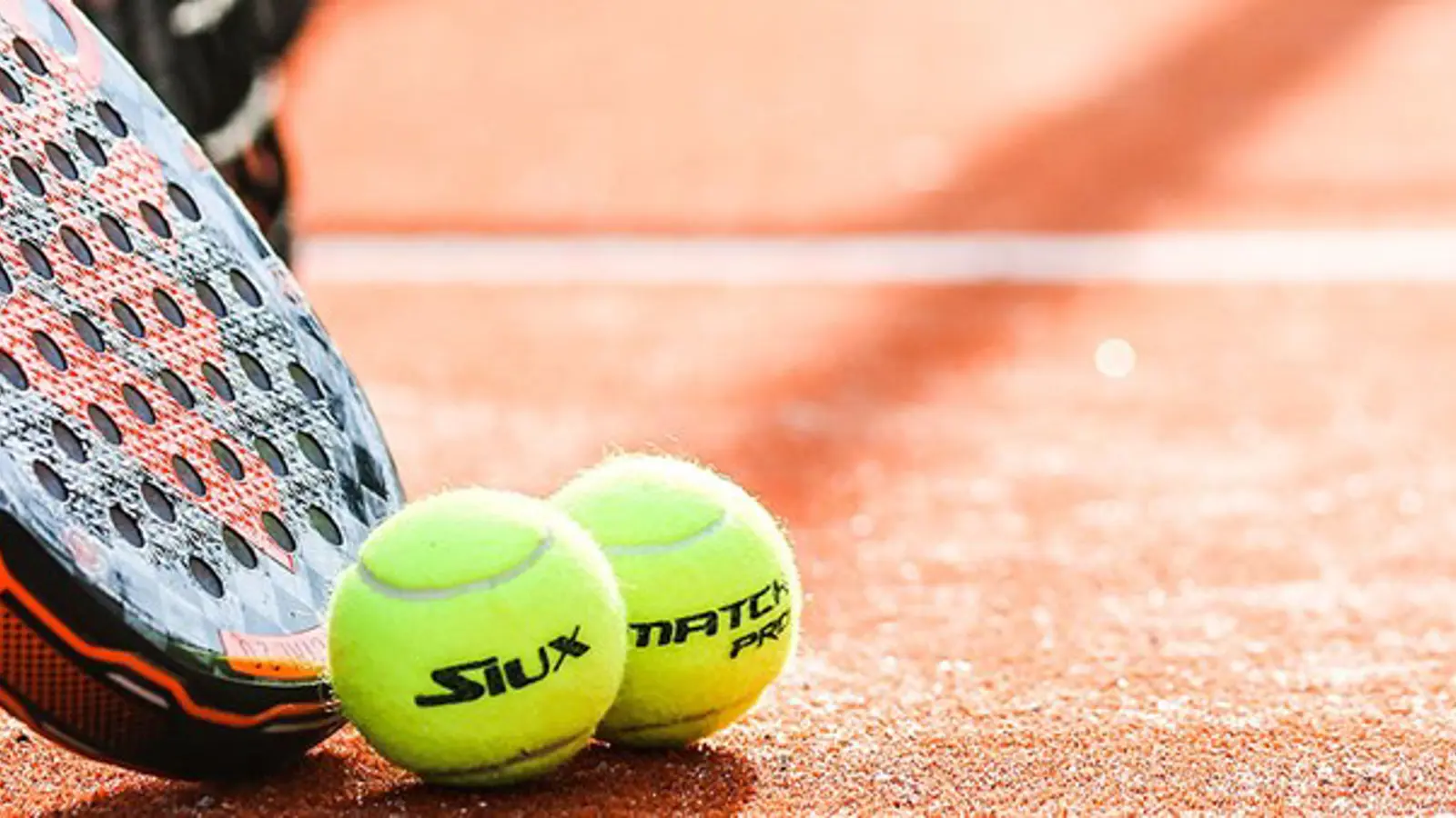 Padelracket och bollar