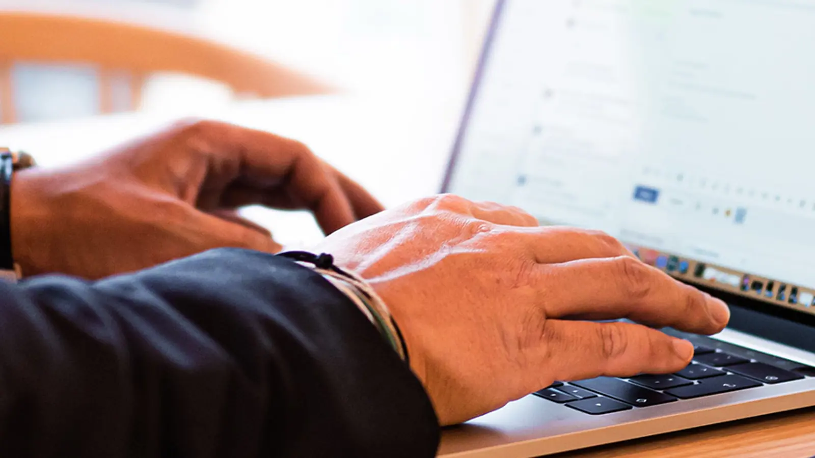 En laptop som används för ett digitalt möte