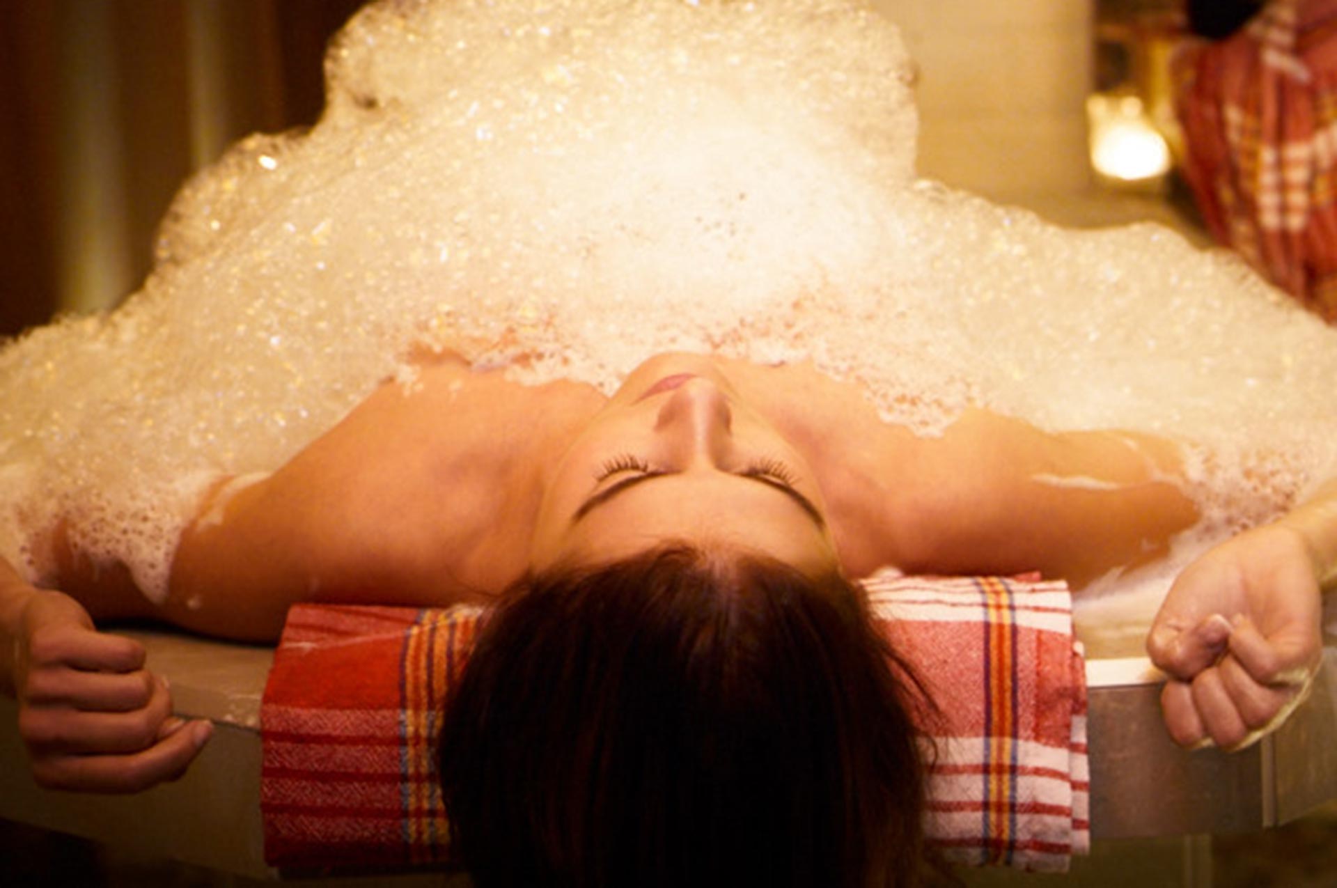 Kvinna som får en spabehandling