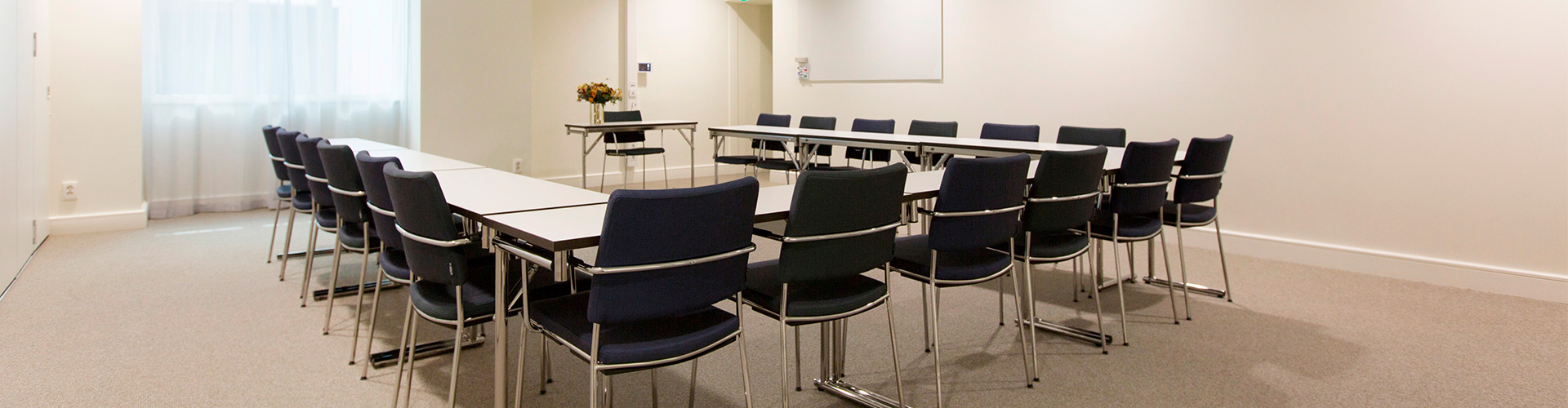 Konferensrum med bord och stolar
