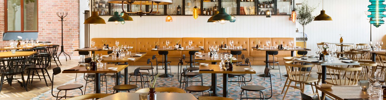 Modern restaurang med lantlig interiör