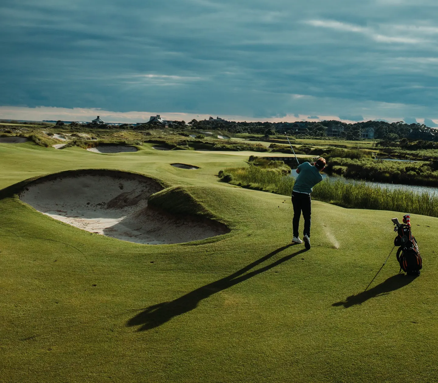 A golfer who swings his golf club