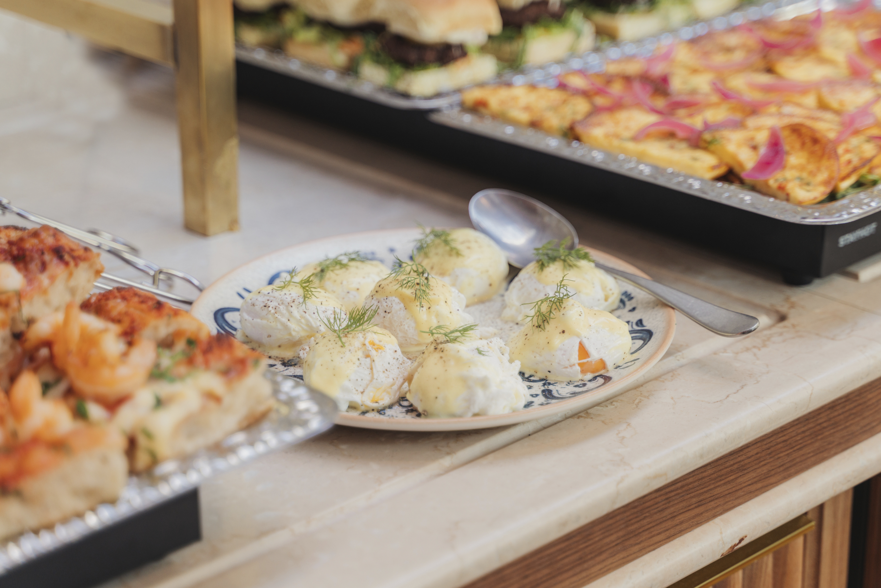 Bord med uppdukad bunschbuffé