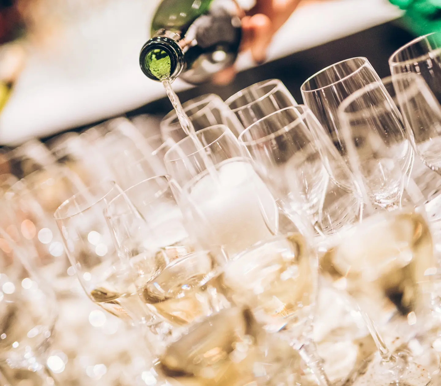 Vinflaskor på vinställ