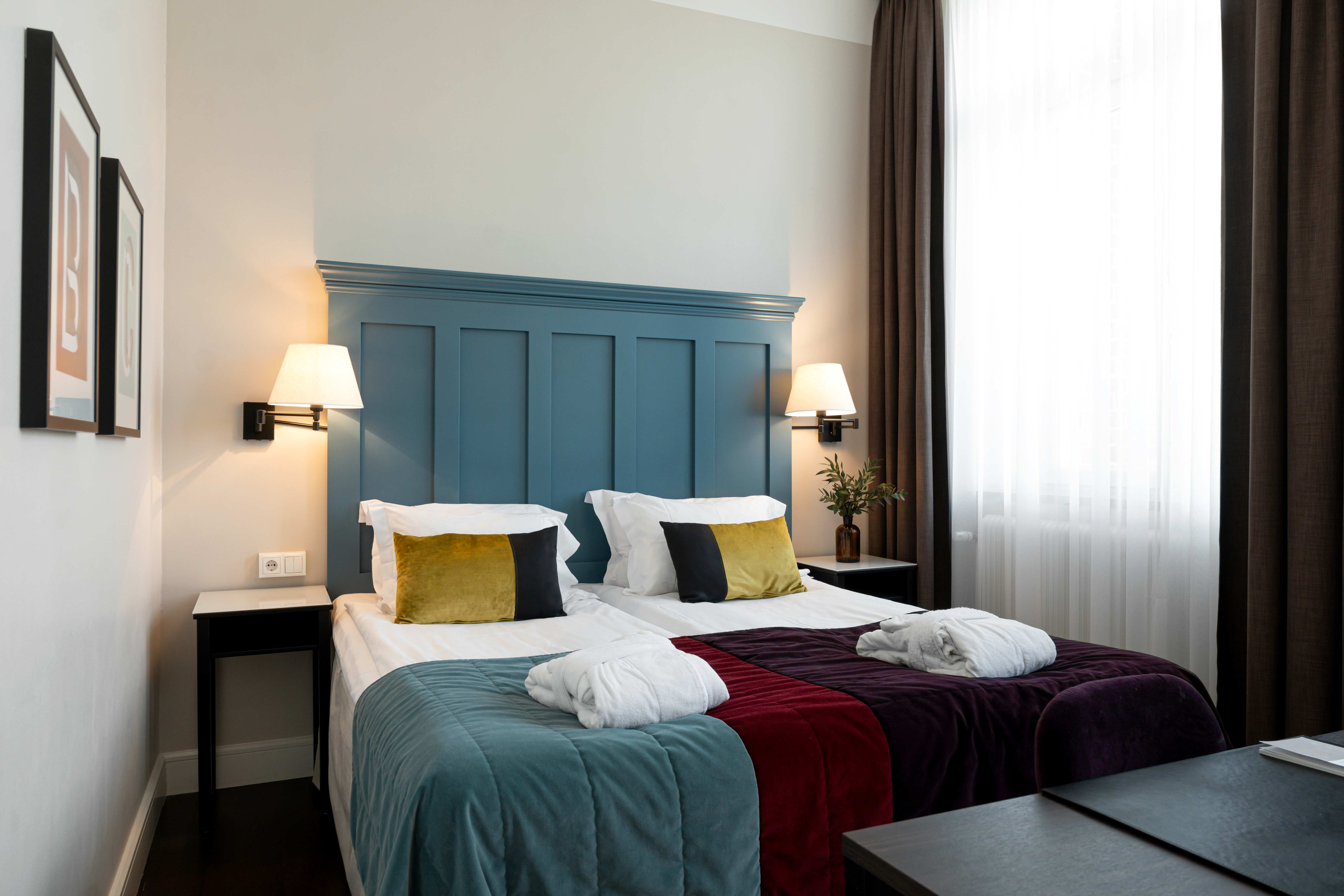 Hotellrum med tv och dubbelsäng