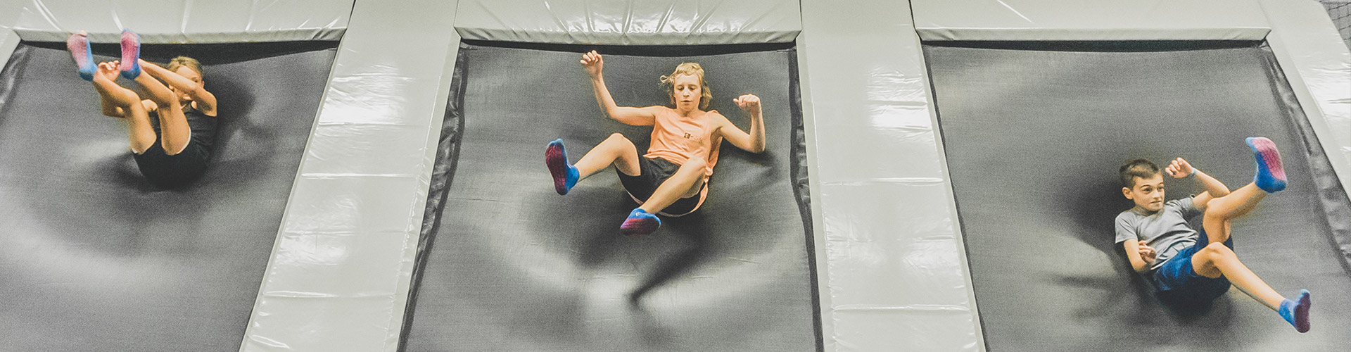 Barn som leker på en studsmatta