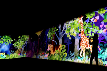 Silhuett av en person som fotograferar en färgglad muralmålning med djungelmotiv, inklusive djur som en giraff och en ko, omgiven av träd och växter