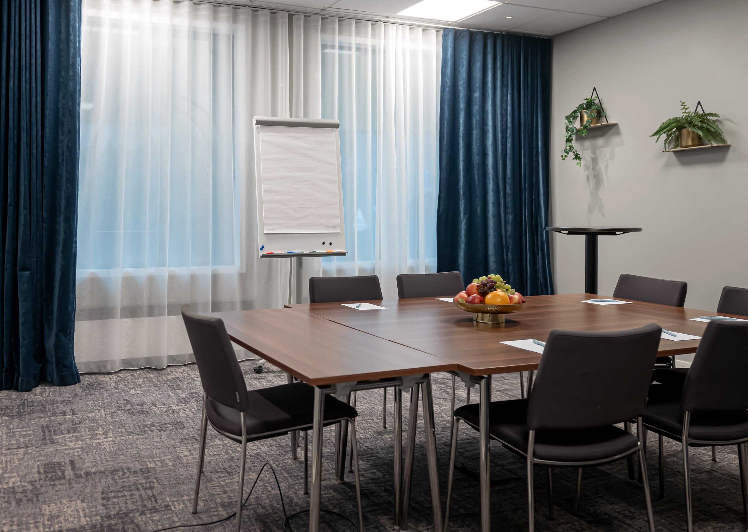 Ett högt beläget modernt mötesrum med fin utsikt och stora lampor