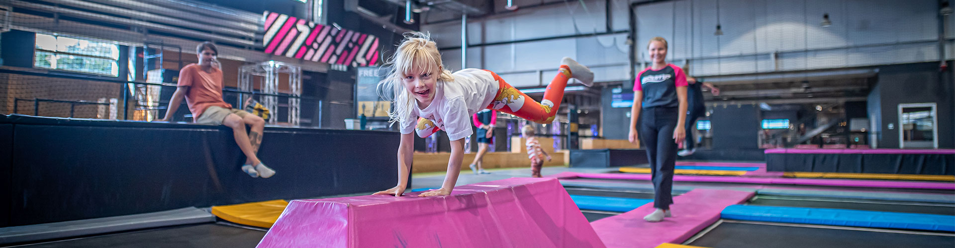 Barn som hoppar i en trampolinpark