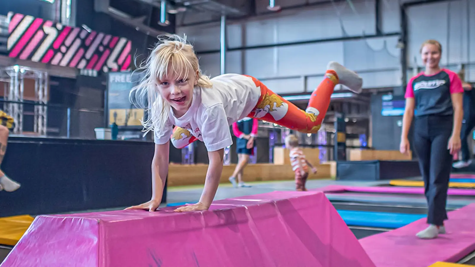 Barn som hoppar i en trampolinpark