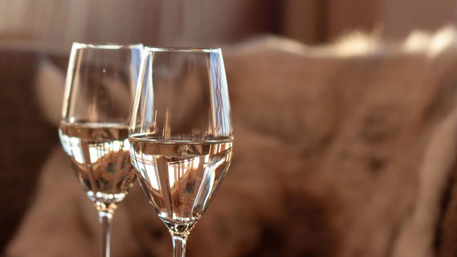 Korg med flaskvin och delikatesser