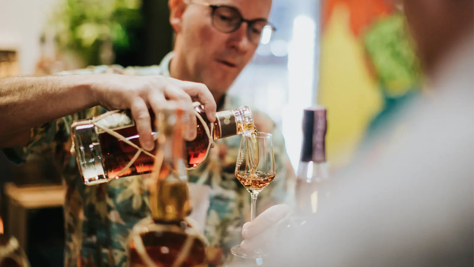 En man som häller upp Whiskey i ett glas