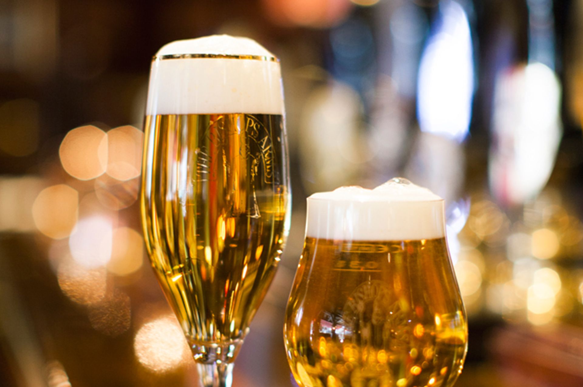 Två ölglas fyllda med öl