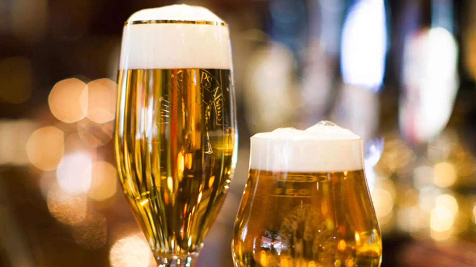 Två ölglas fyllda med öl
