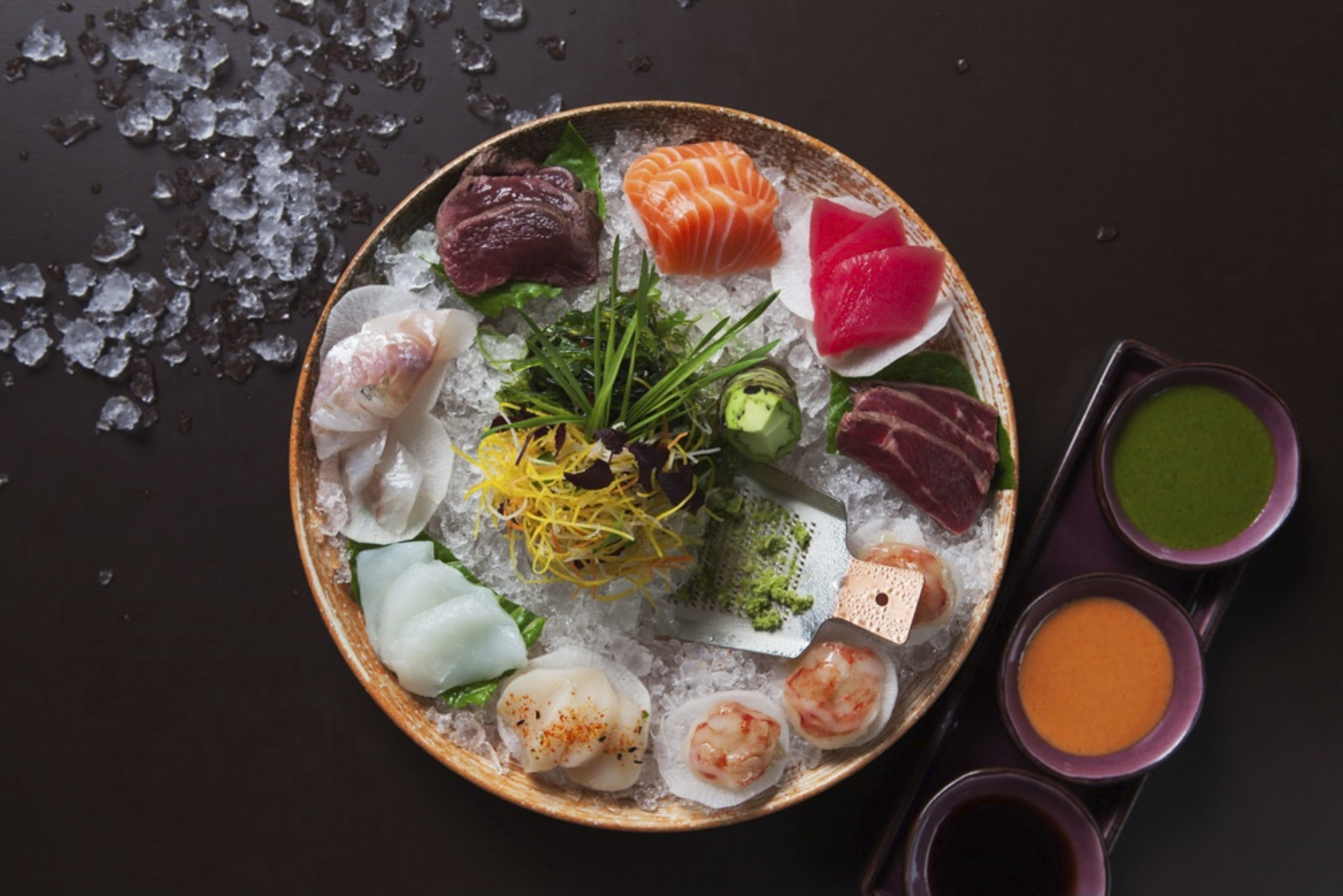 En tallrik fylld med sashimi.