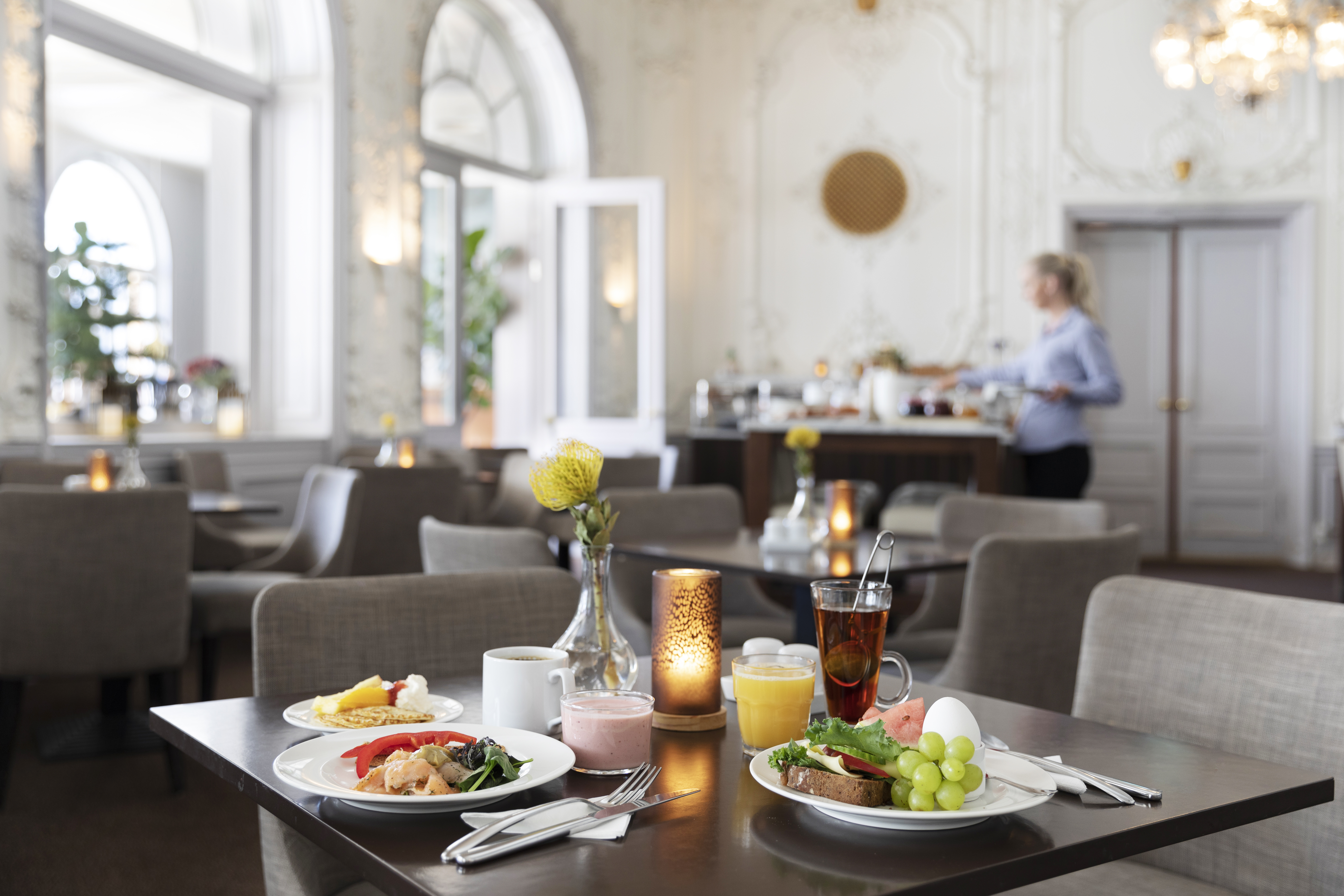 Frukost serverad på bord med kaffe, smörgås och juice