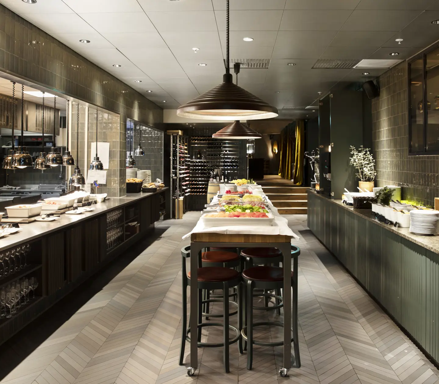 Frukostbuffé framdukad på bord