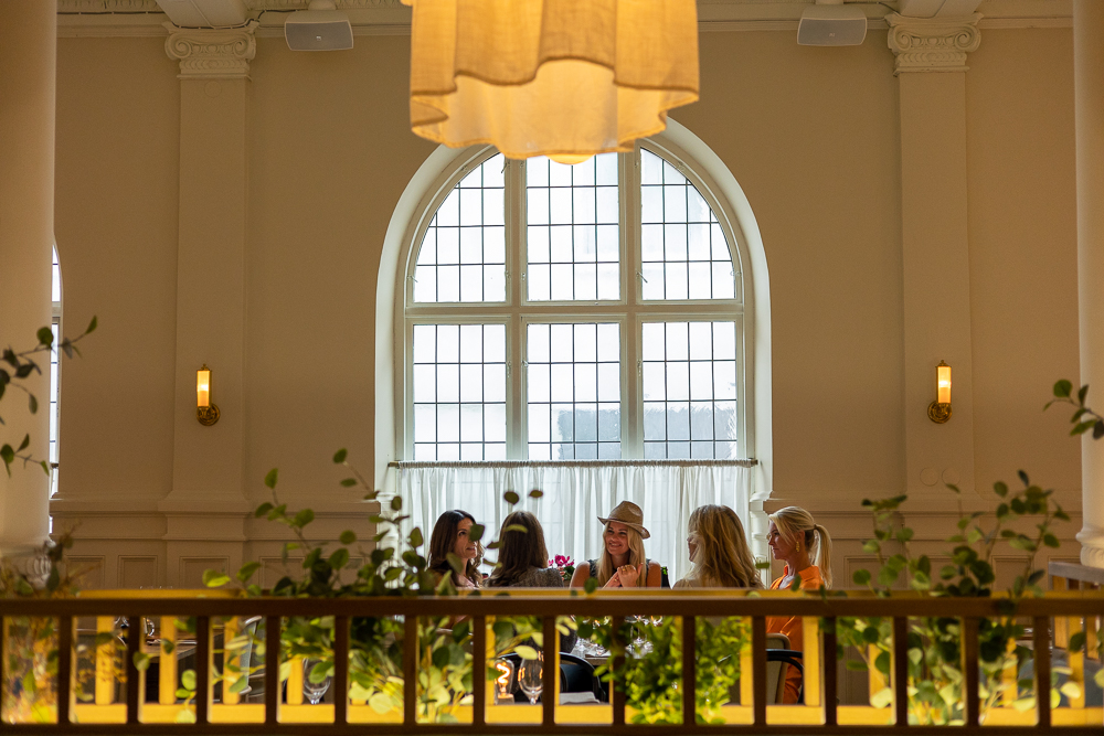 Flera kvinnor som sitter runt middagsbord