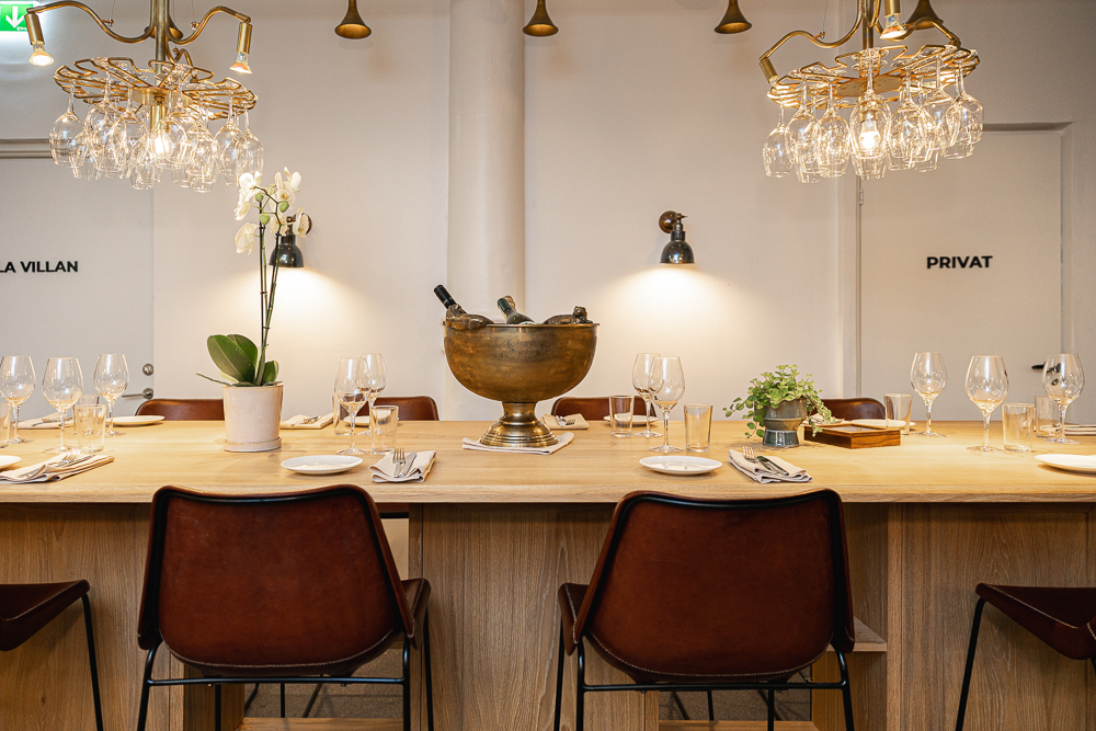 Höga stolar runt bord med dukning