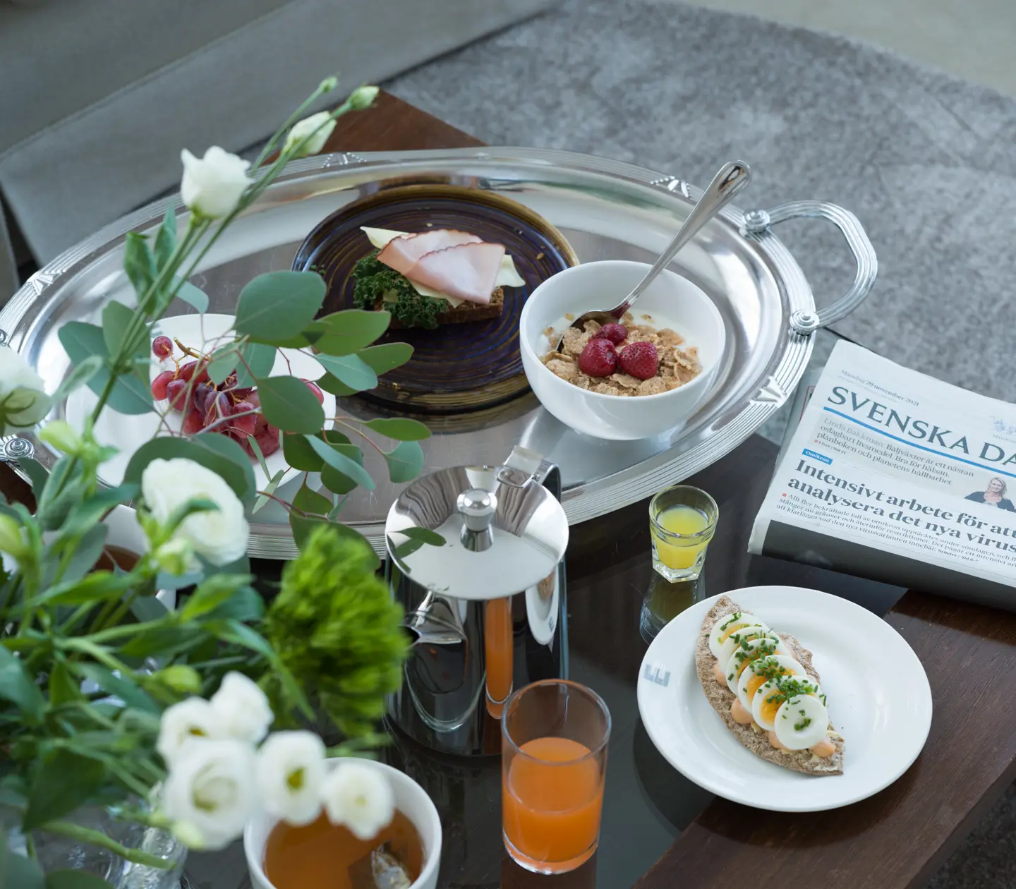 Frukost uppdukad på bord med juice, kaffe och smörgås