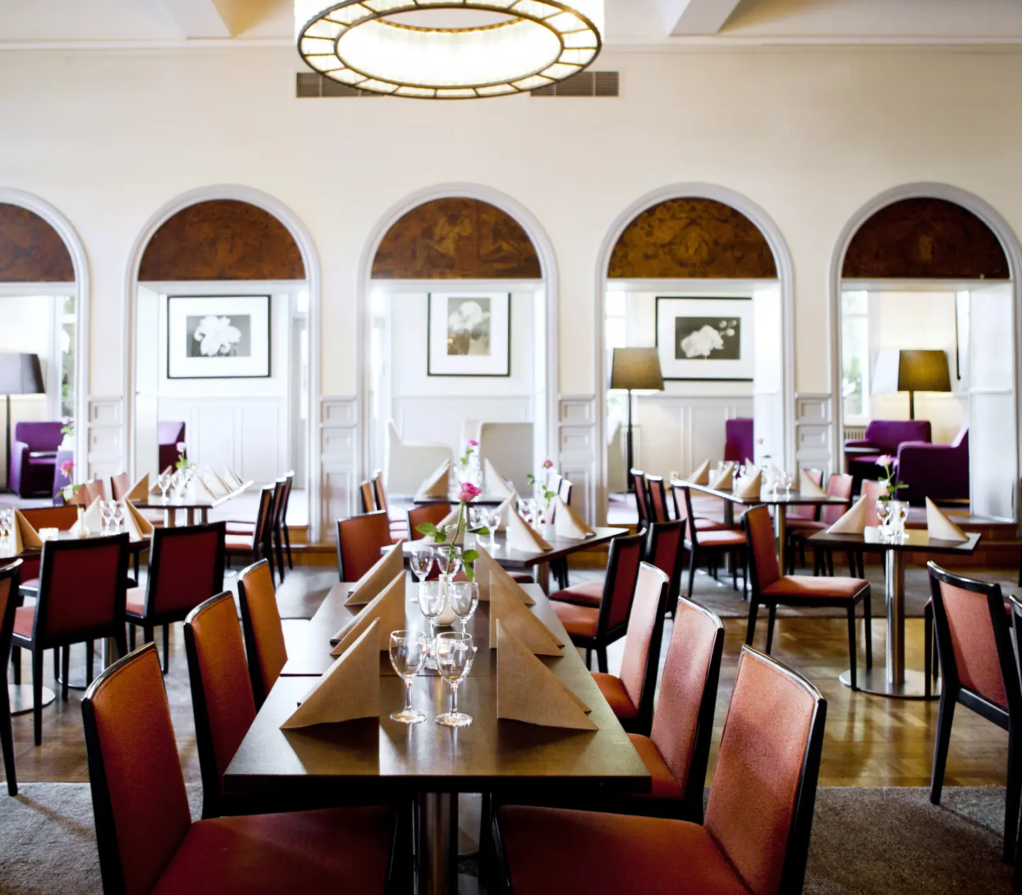 En restaurang med tomma glas och servetter på borden