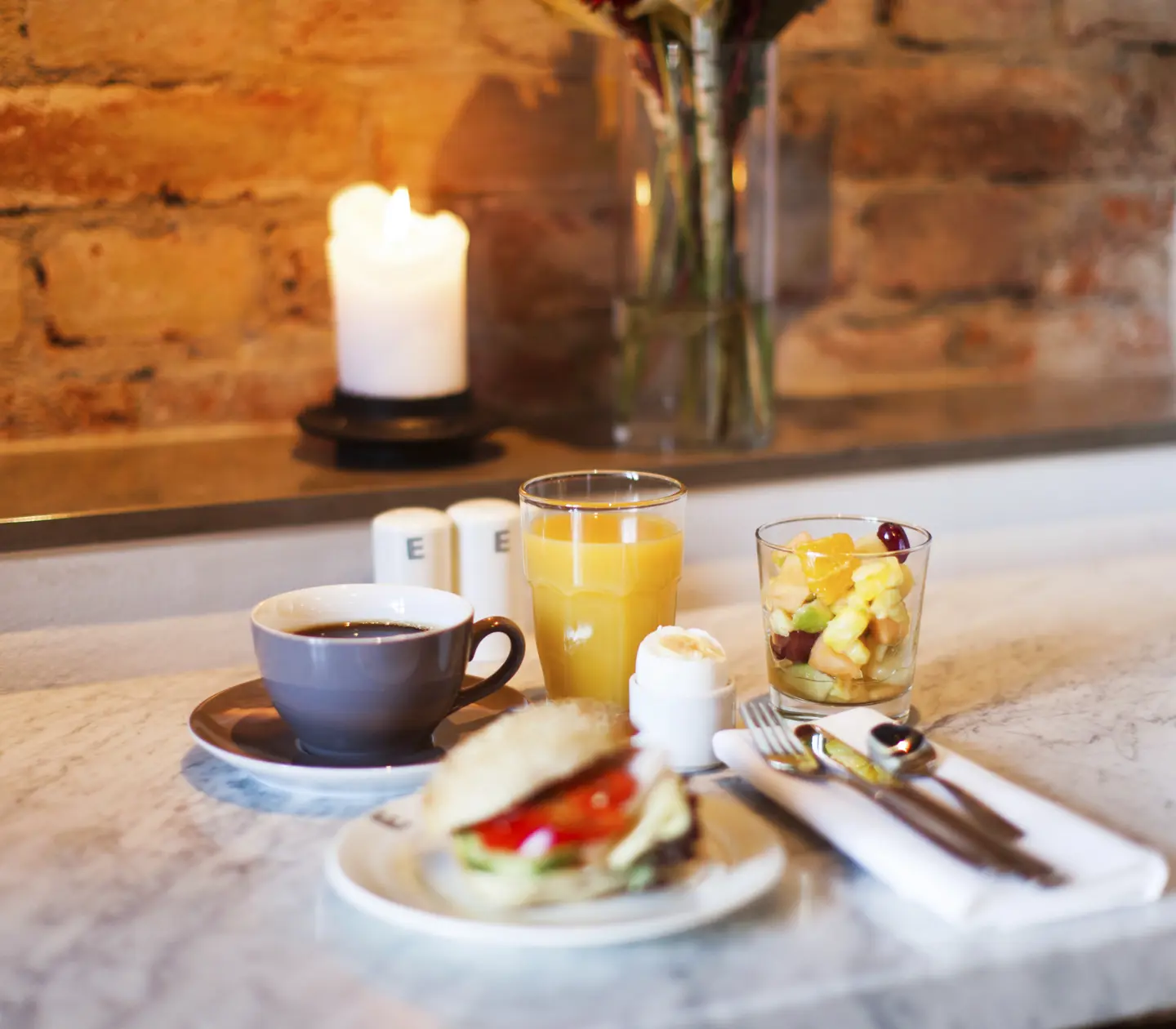 Hotel breakfast in Köping which includes, among other things, a cup of coffee, juice and a sandwich.