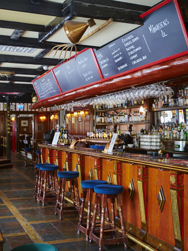 Klassisk engelsk pub med bar, barstolar och menyer