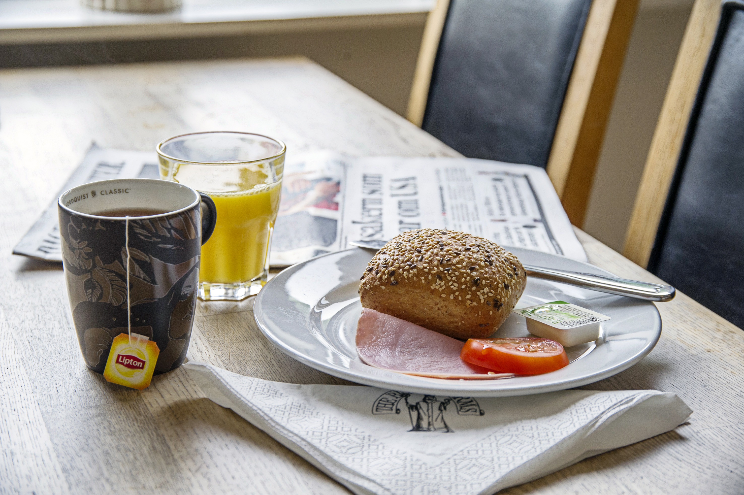 Frukost serverat på ett bord