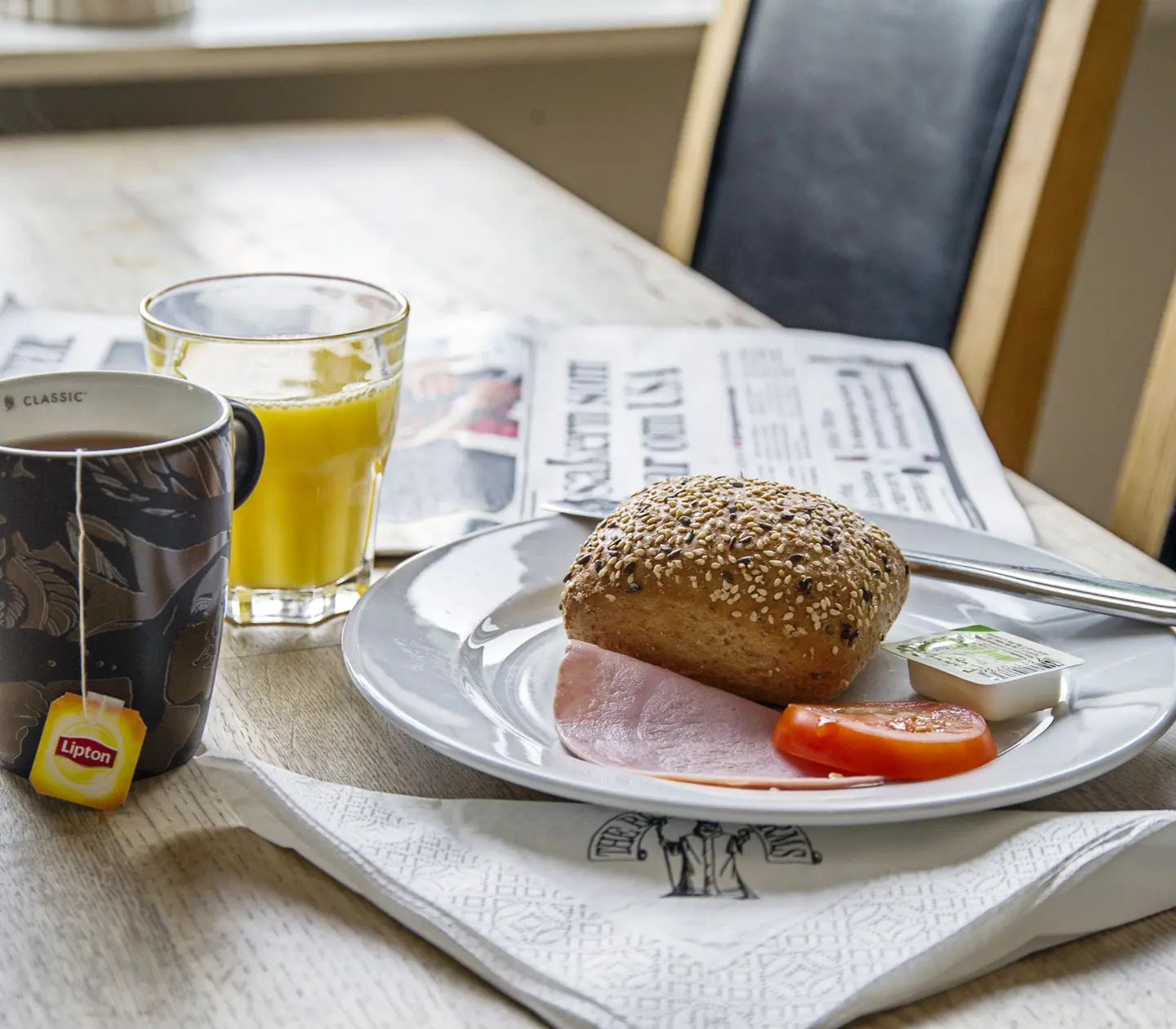 Frukost serverat på ett bord