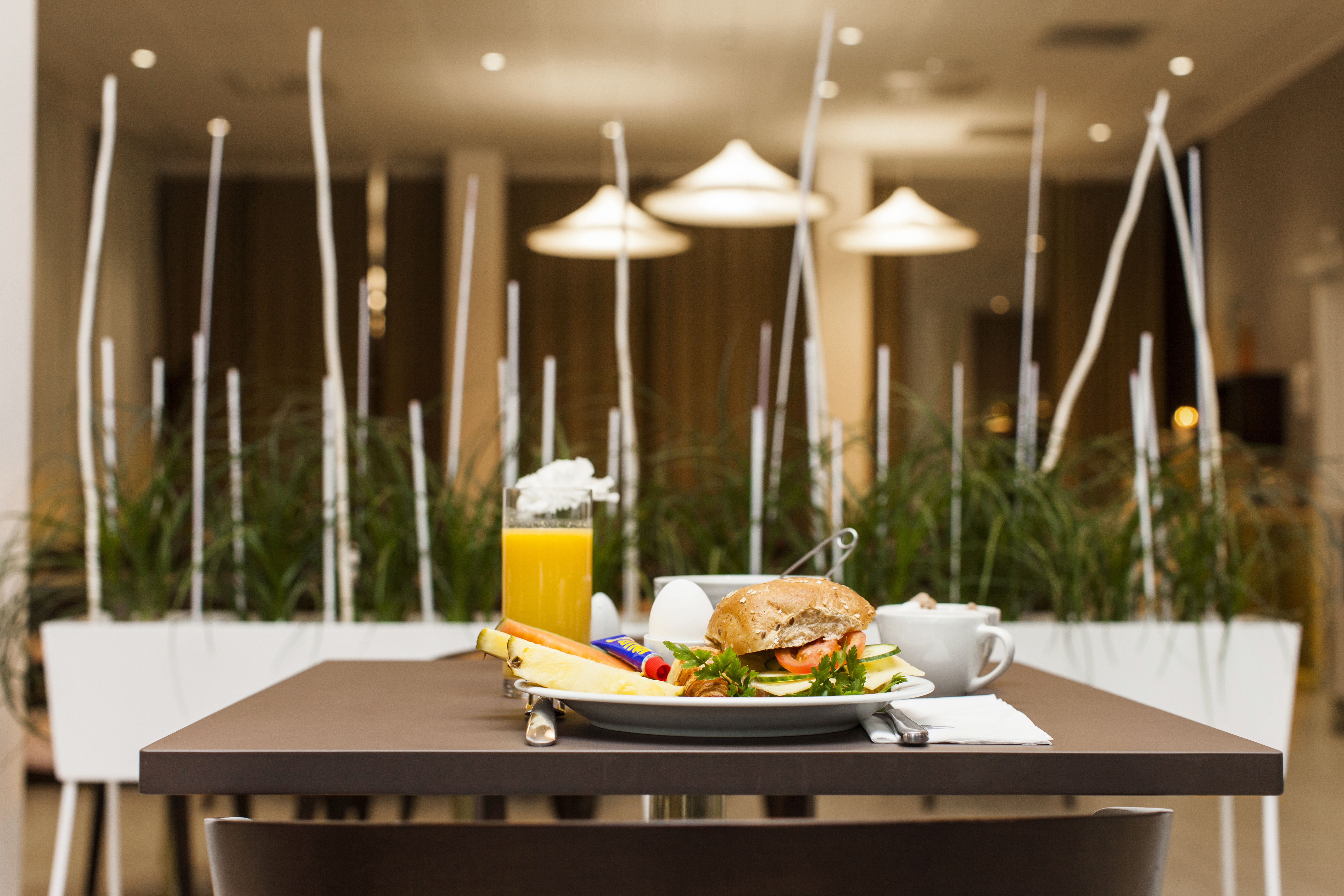 Frukost uppdukat på ett bord i en mysig miljö