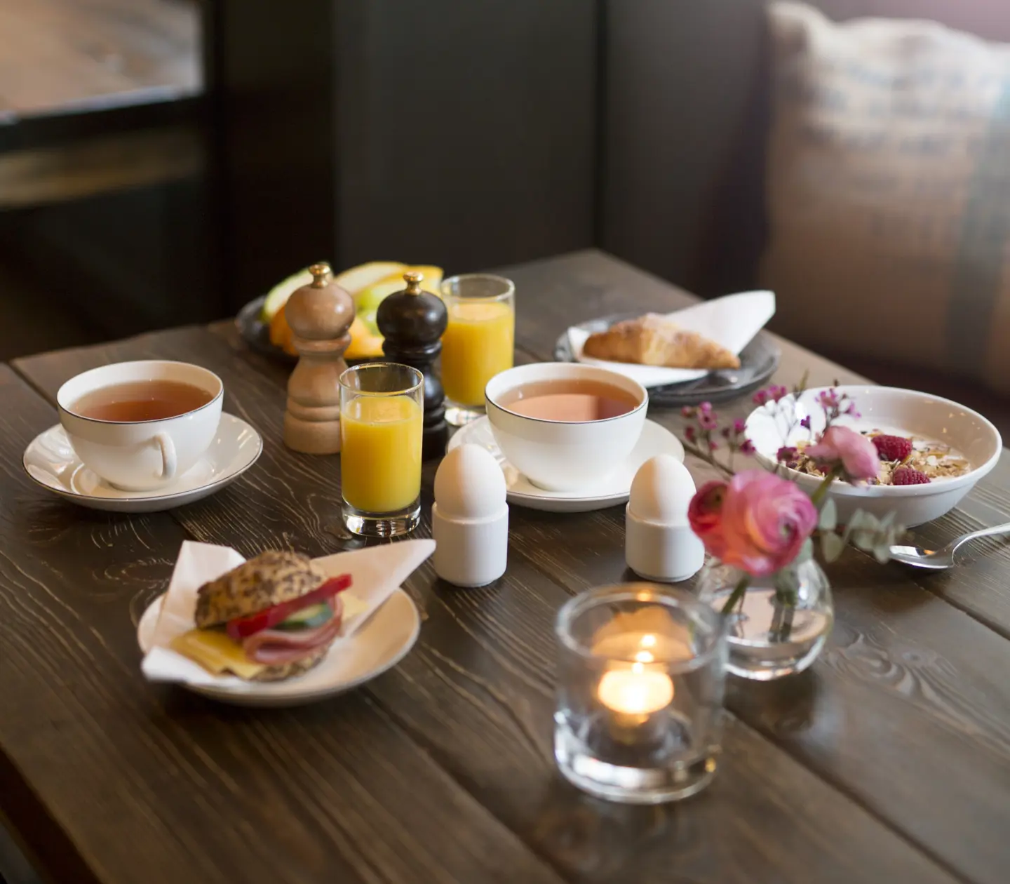 Breakfast in a rustic environment