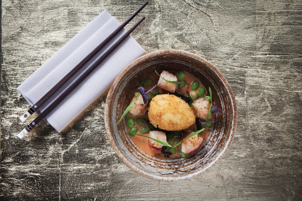 Asiatisk mat med ätpinnar