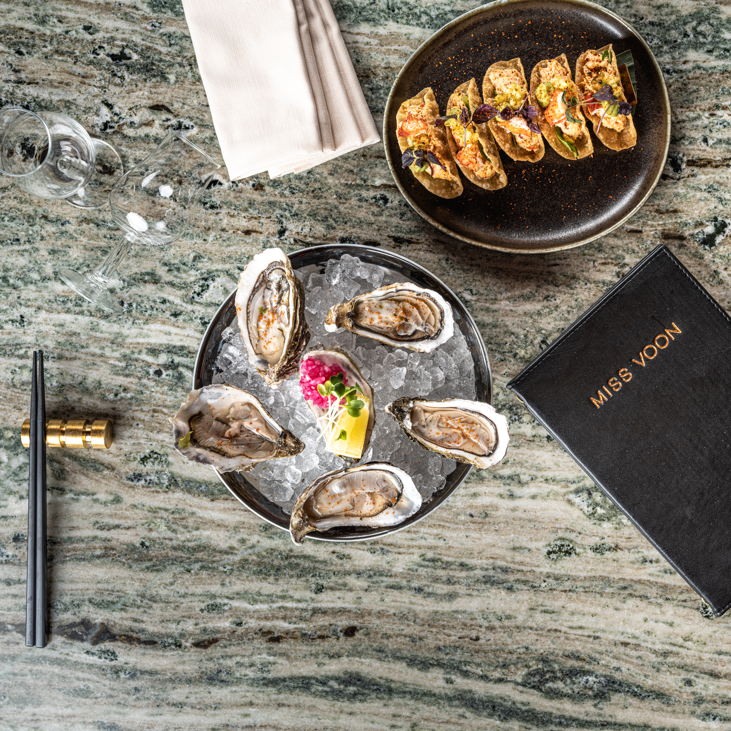 Sushi, ätpinnar och meny från Miss Voon