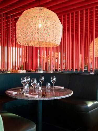 En restaurang med trästil och bås