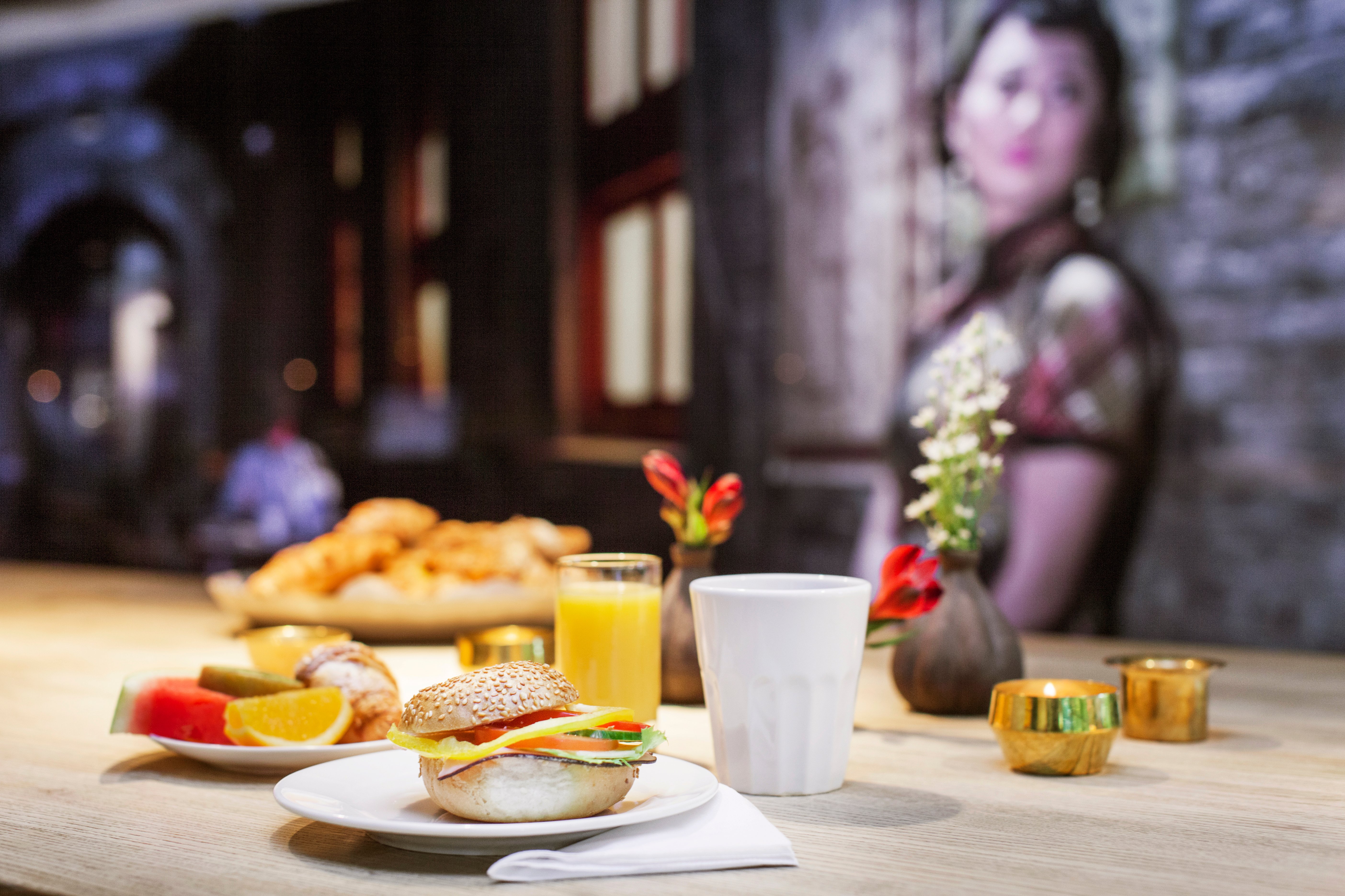 Hotellfrukost med macka, frukt, kaffe och juice