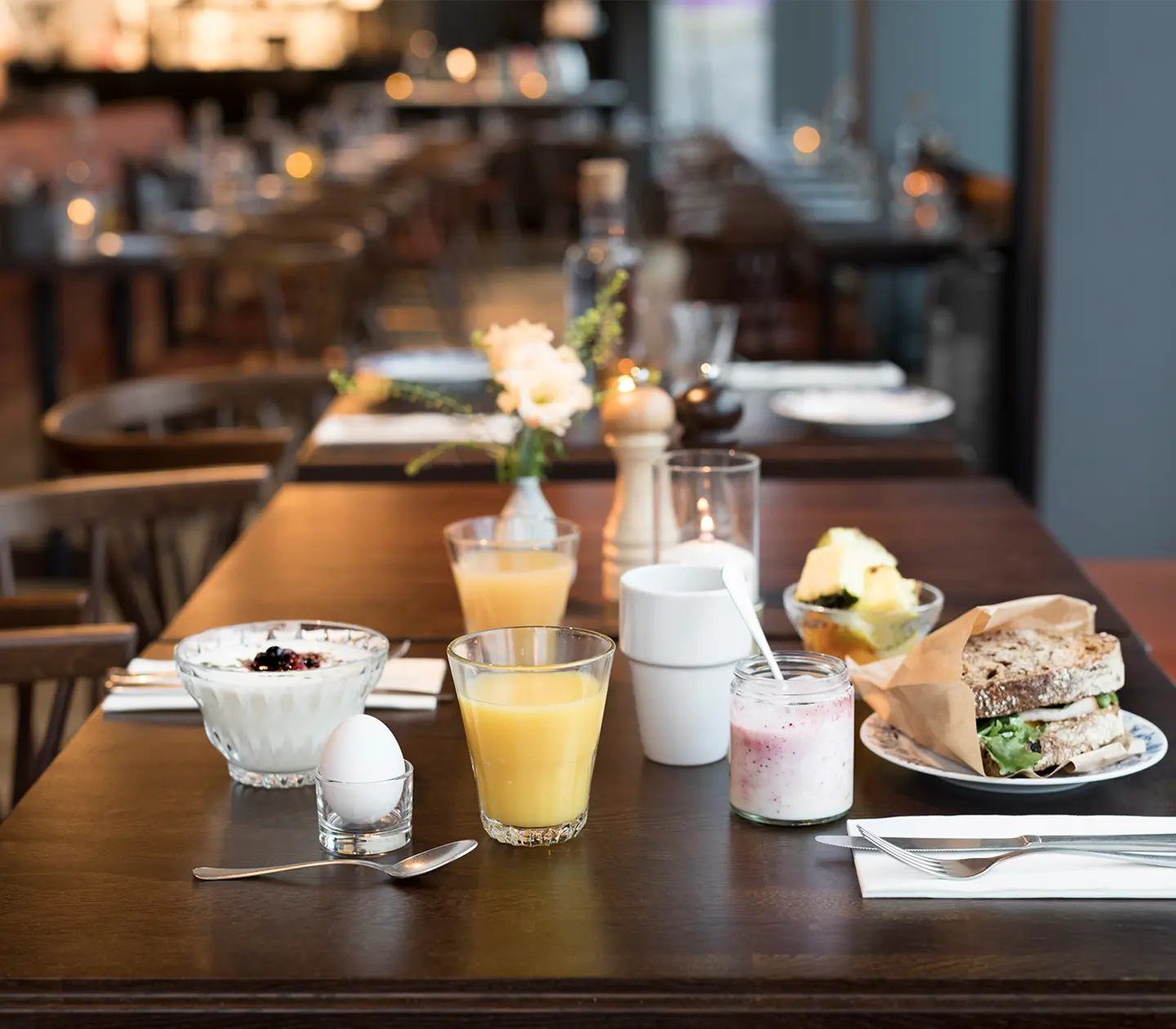 Restaurangbord uppdukat med frukost