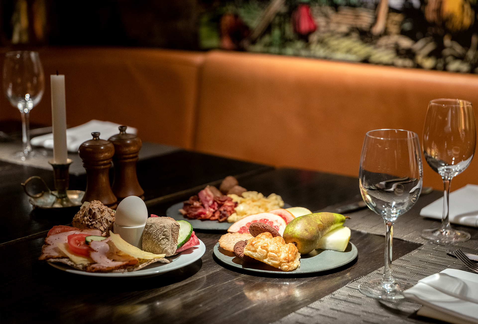 Hotellfrukost med bland annat äggröra, bacon och frukter.