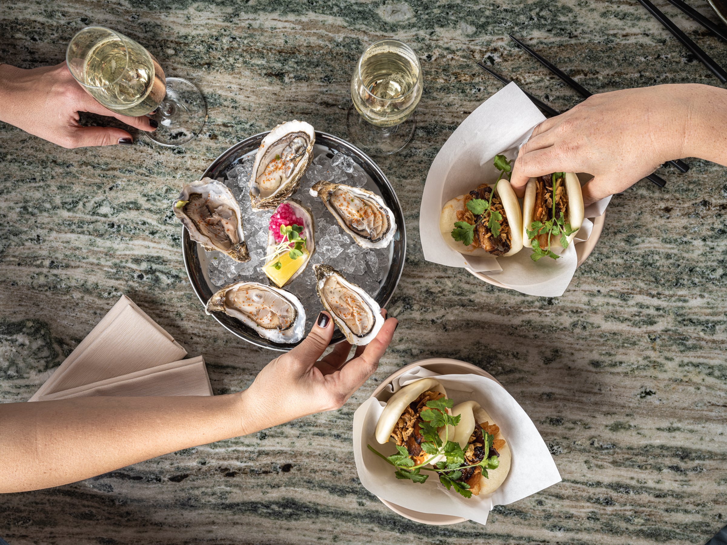 Ett restaurangbord uppdukat med asiatisk stil