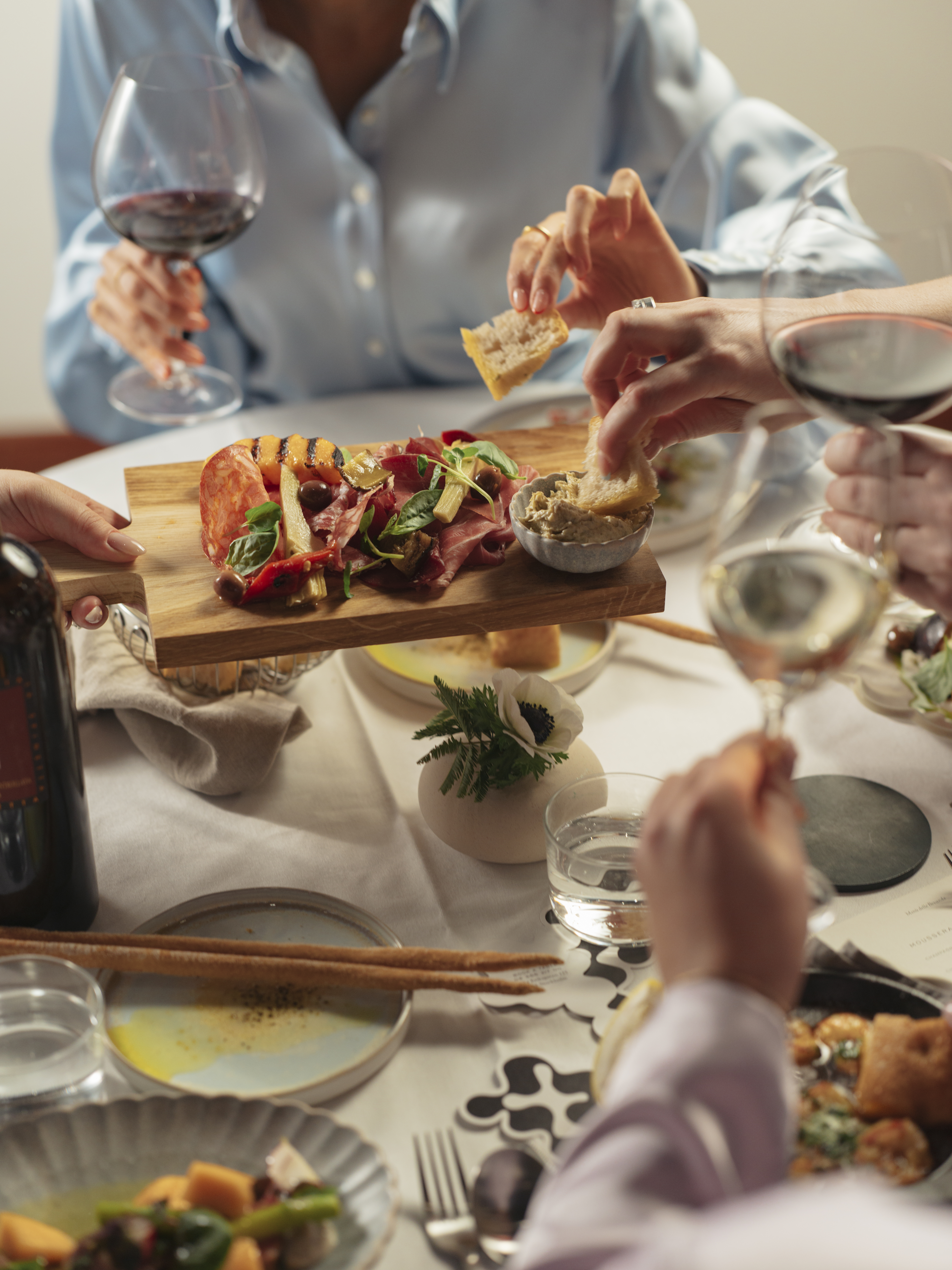 Vänner delar tapas och vin vid bordet