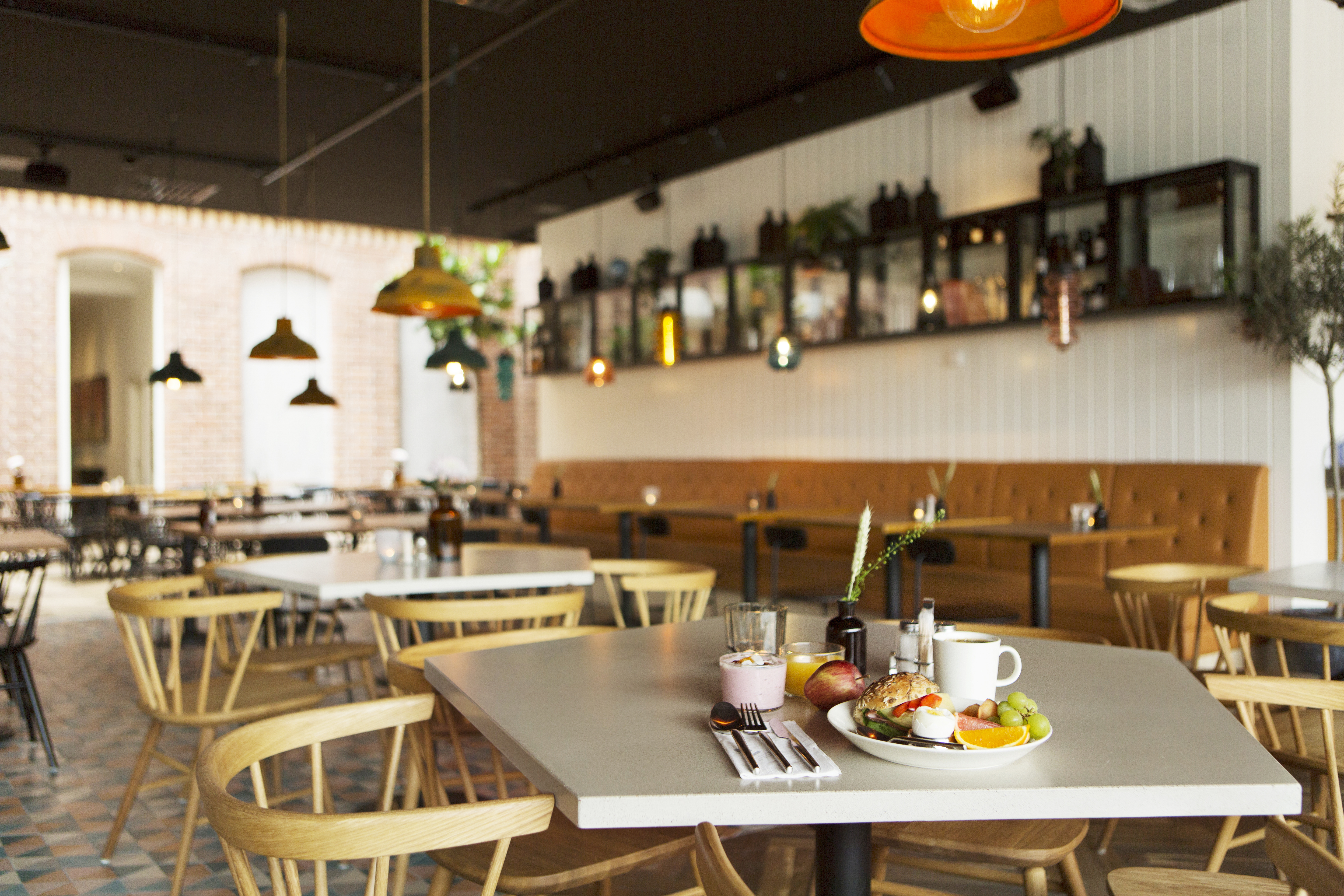 Modern restaurang i varma toner