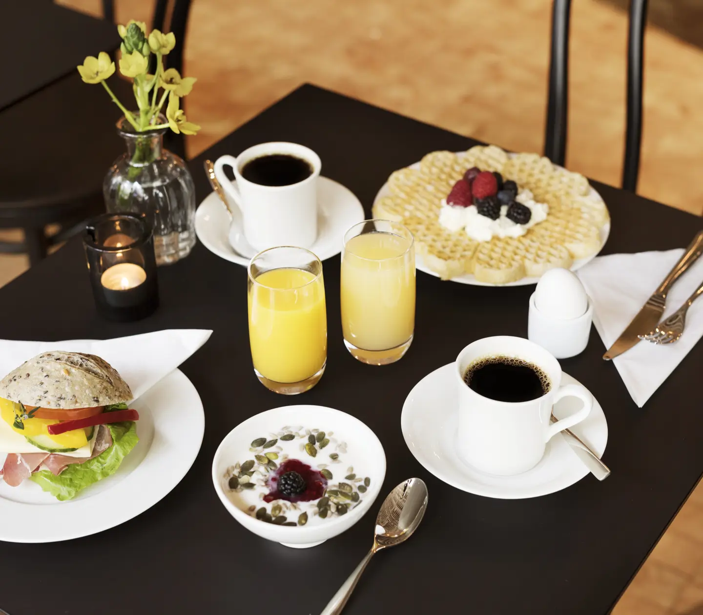 Frukost uppdukat på ett svart bord