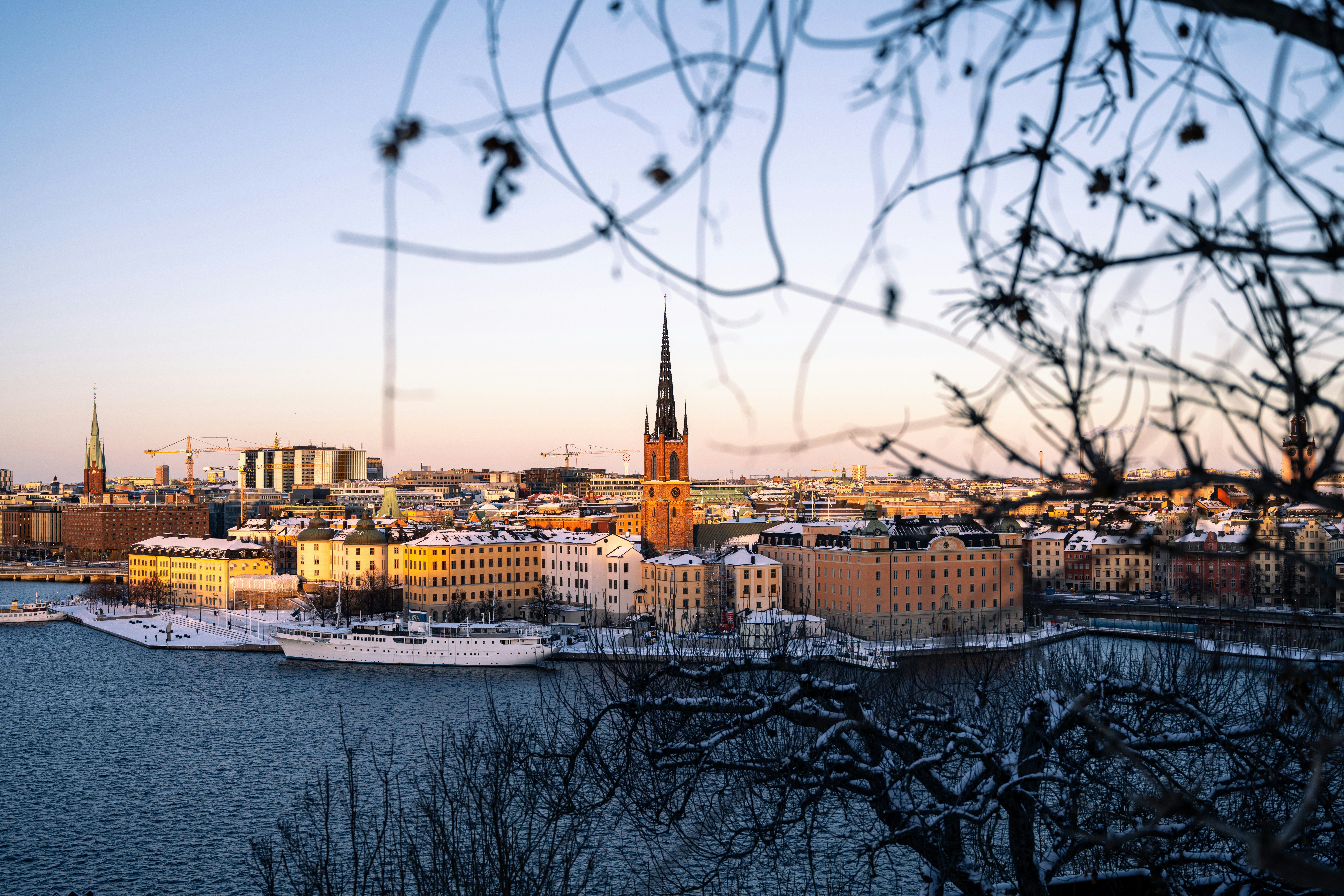 gamla stan med blå himmel