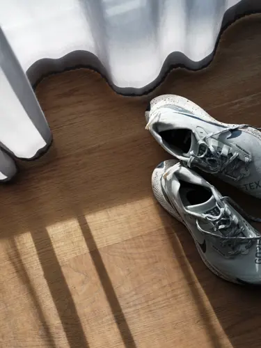 Träningsskor vid fönster