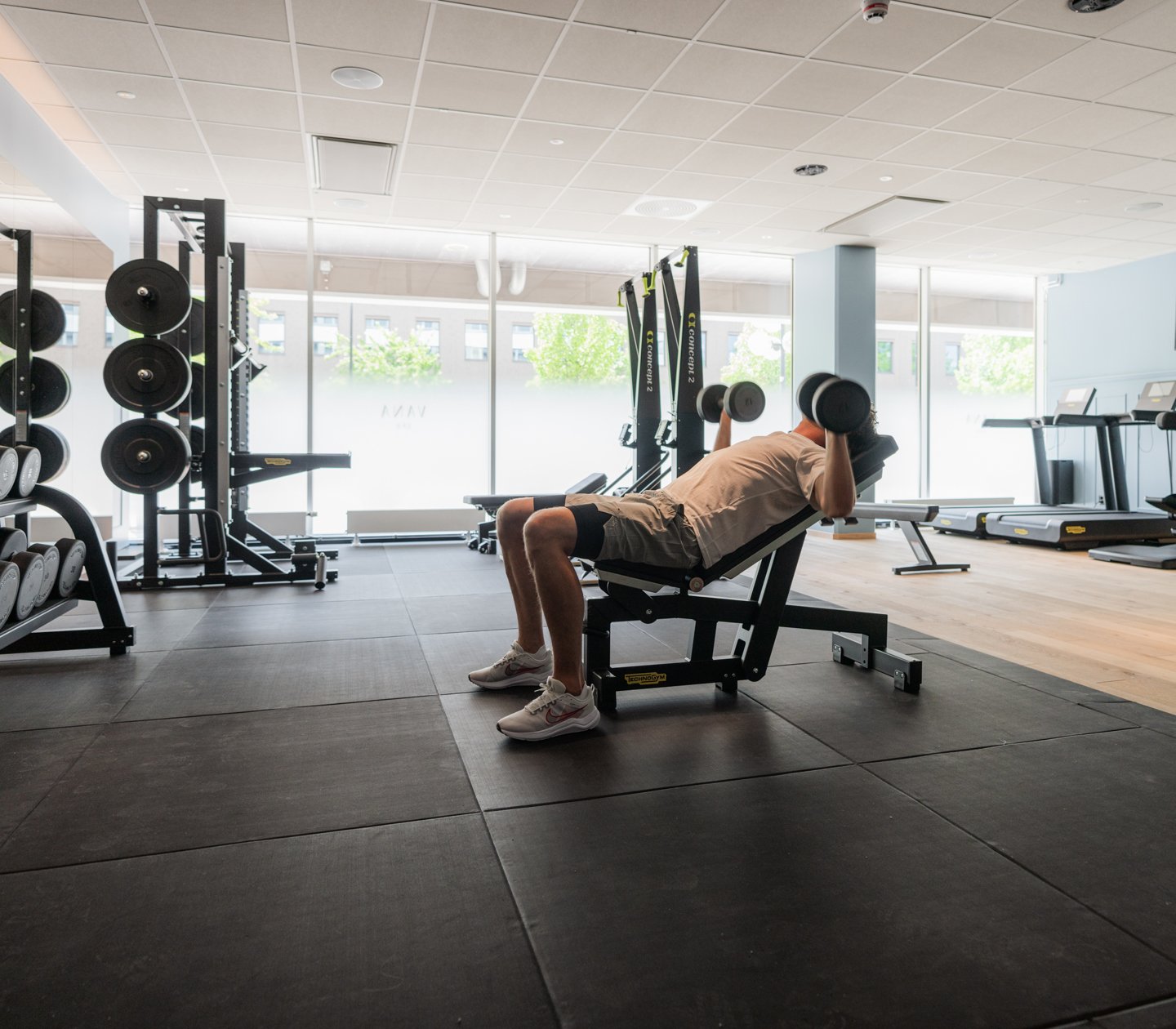 Man i ett gym som tränar