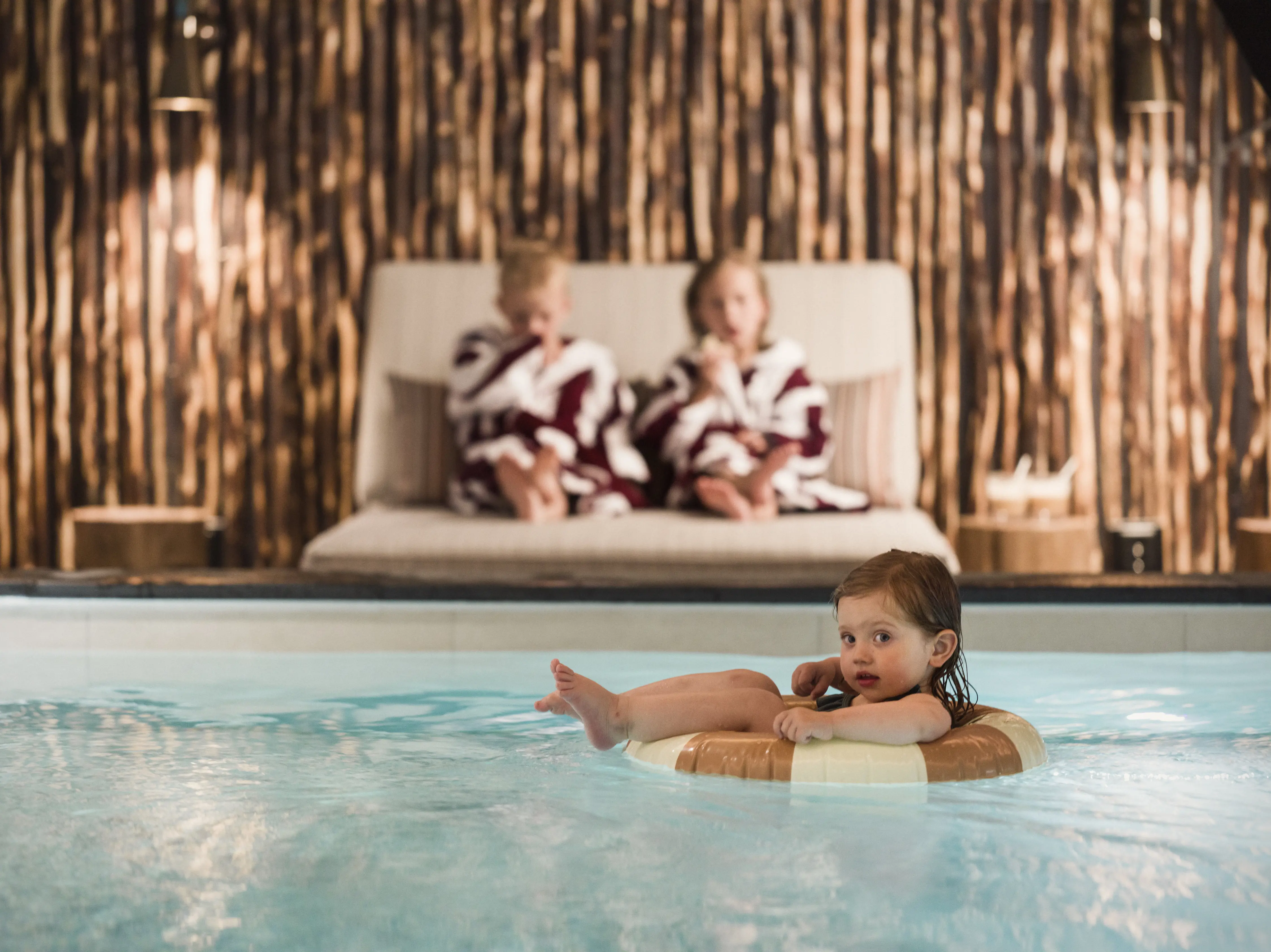 En kvinna och barn har roligt på en pool