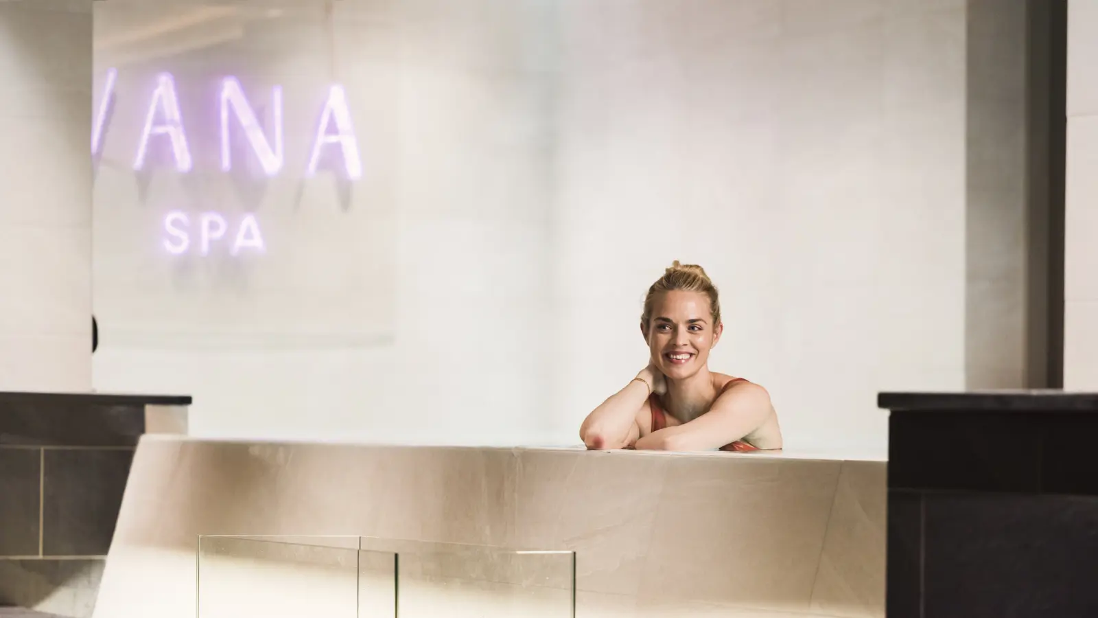 En person slappnar av med en hotell-badrock på sig