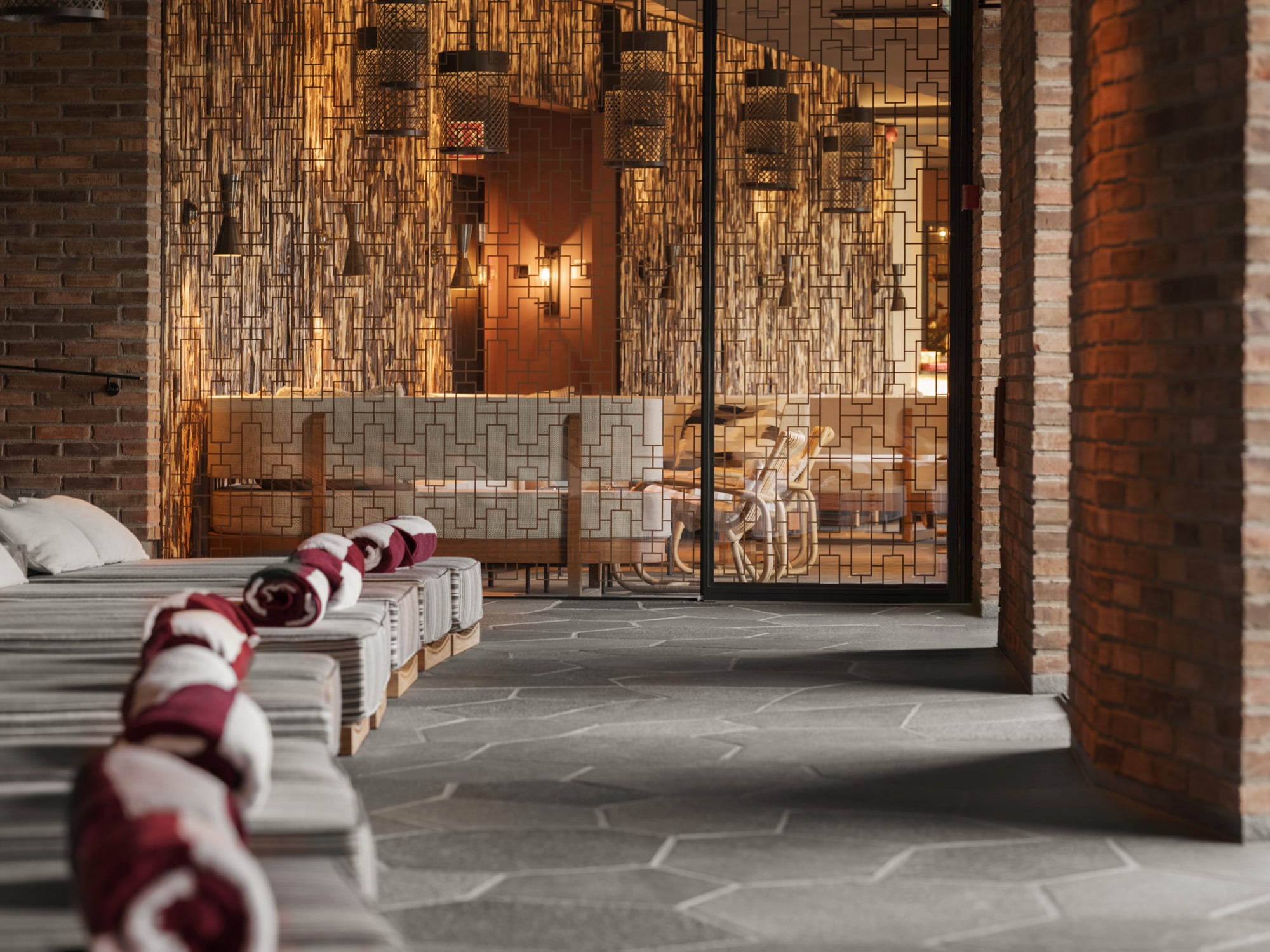 Luxuöst inomhusspa med moderna faciliteter och avkopplande solstolar vid en pool