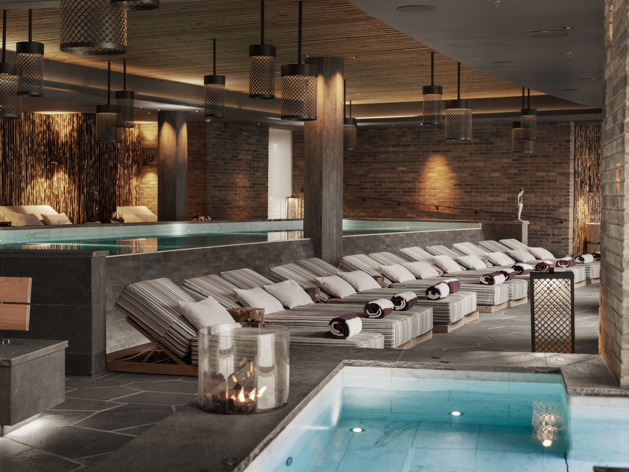 Lyxig spa med vilstolar och pool
