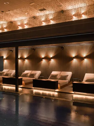 Lyxig spa-miljö med upplysta vilstolar vid en modern inomhuspool