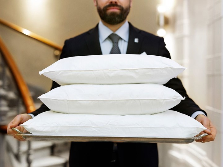 Tre kuddar på en bricka.